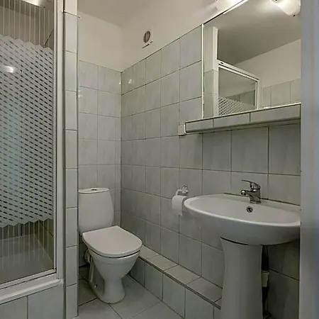 Plonia Economy Hostel *
